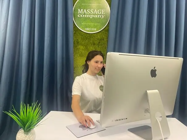 Администратор на ресепшене массажного салона MassageCo в Симферополе