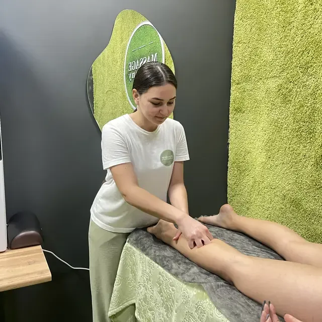 Мастер MassageCo делает массаж голени, Симферополь