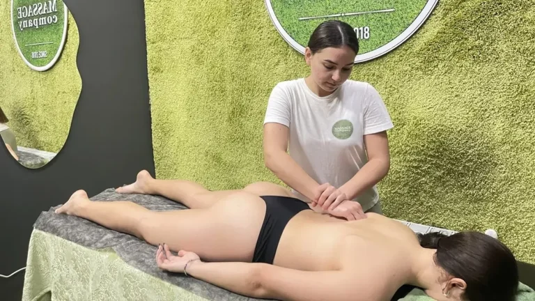Мастер MassageCo делает массаж спины в салоне, Симферополь